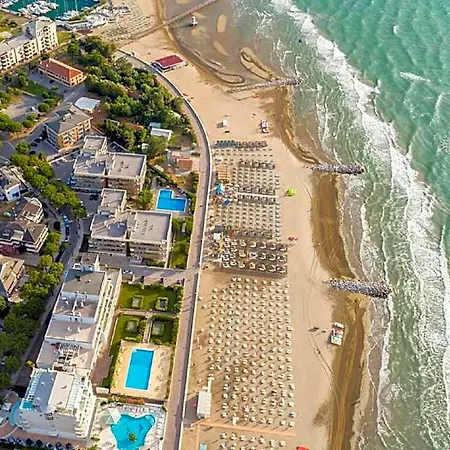 Gracious Flat With A Big Terrace In 3* Bibione